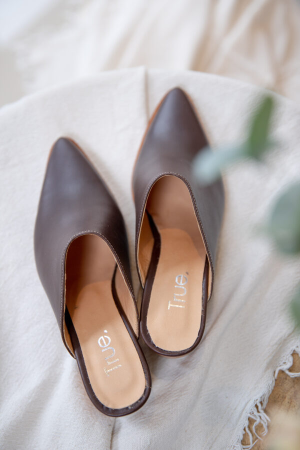 zapato de cuero de mujer, tipo zueco y taco ancho de 4 cm.