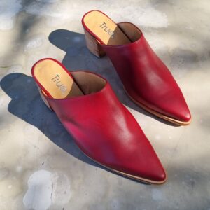 zapato tipo zueco de mujer confeccionado en cuero, taco ancho de 4 cm, colore de la temporada